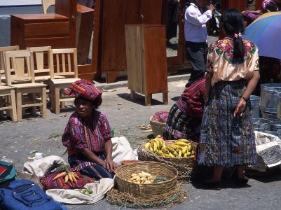 Chichicastenango - indiánky v krojích na trhu